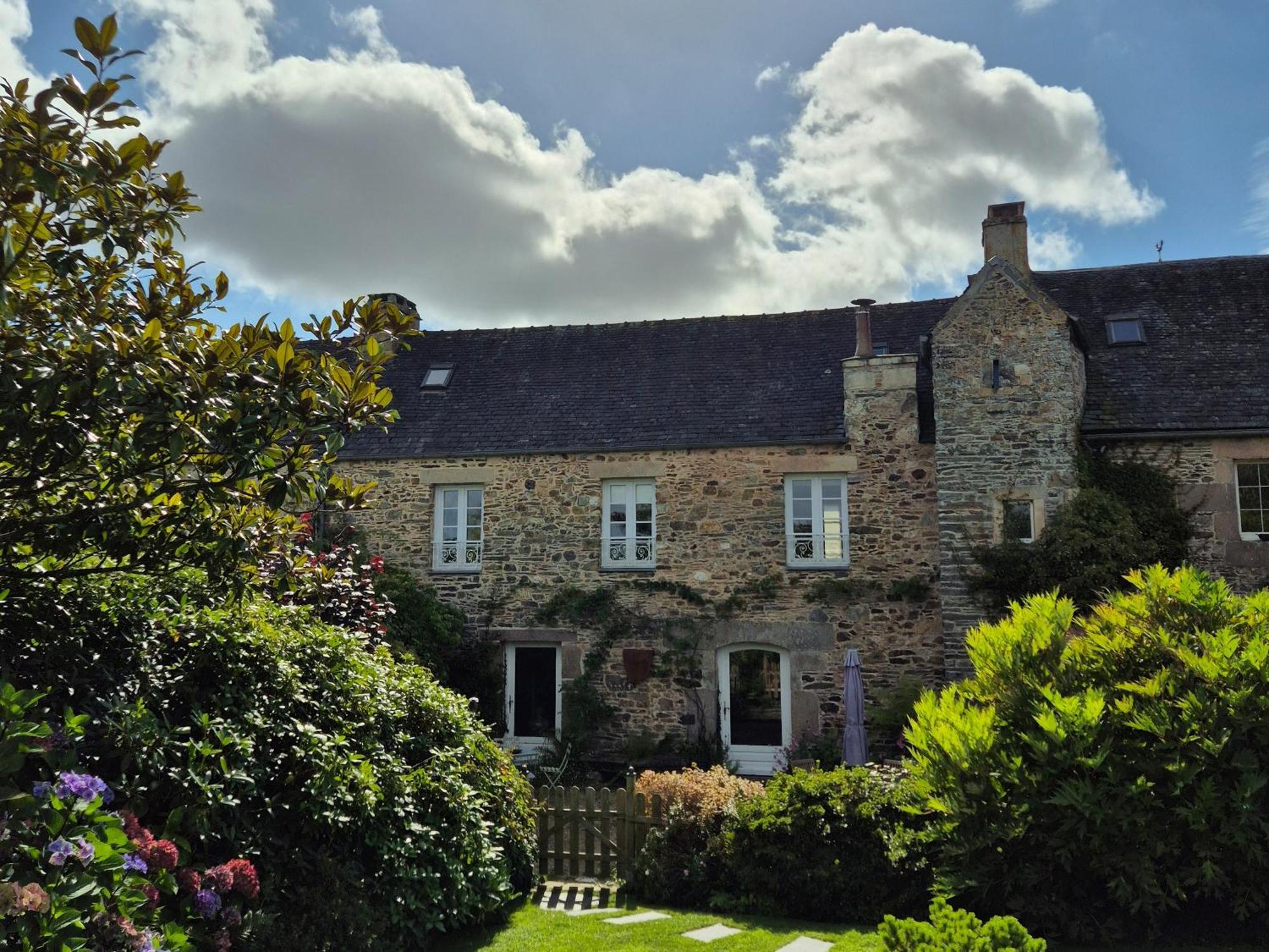 Gite De Charme Au Manoir Du Plessis-Quinquis Sainte-Seve Dış mekan fotoğraf